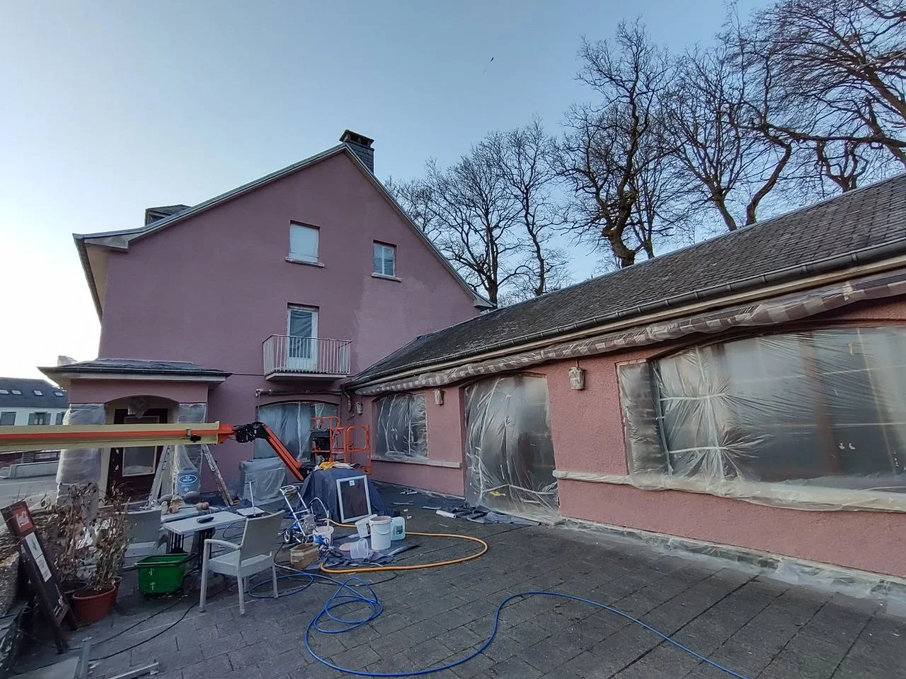Fassade rosa in Arbeit